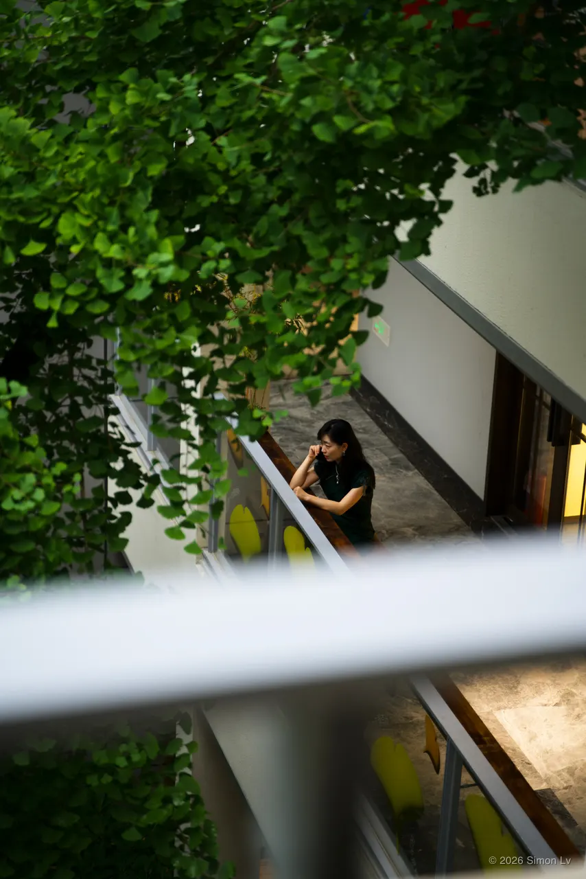 杭州庭院楼梯旁被树叶遮住的人影